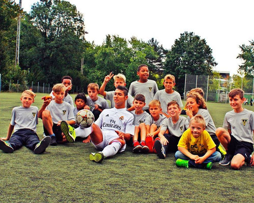 Gruppenfoto mit dem Actimonda Gesundheit Team und Saki – Fußball-Freestyle-Trainer und Gesundheitsexperten nach einer gemeinsamen Session.