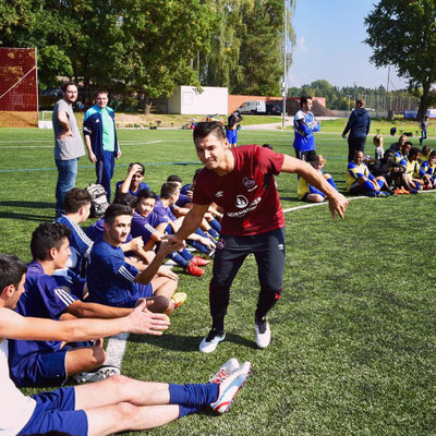 High-Five Moment beim 1. FC Nürnberg Cup – Saki motiviert Jugendliche beim Willkommen im Fußball-Projekt
