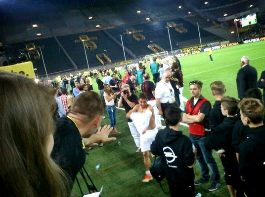 BVB Fans warten auf Trikot im Signal Iduna Park vom Fussball Künstler Saki