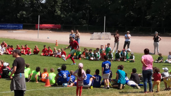 Profi Fußball-Freestyler Saki zeigt technische Tricks und Ballkontrolle in Riedstadt Hessen