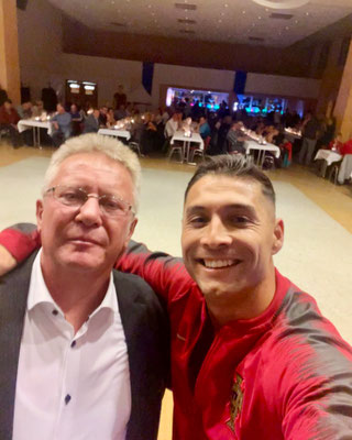 Fußball-Freestyler Saki macht Selfie mit Gast in einer Veranstaltungshalle beim Jubiläum des TSV Blau-Weiß Prettin