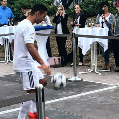 Fußball-Freestyler zeigt Outdoor-Tricks vor Gästen an Stehtischen – interaktiver Showact beim Volksbank Firmenevent