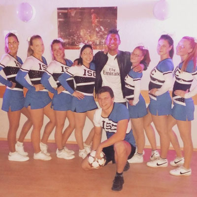Gruppenaufnahme der FSV Kölleda-Mannschaft mit Fußball-Freestyler Saki – Vereinsfoto nach der Freestyle-Show zur Vereinsfeier.