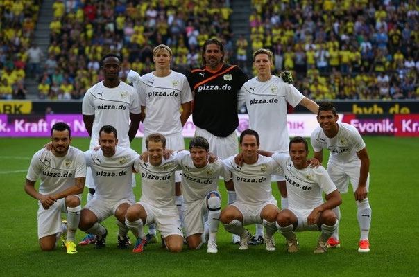 Gruppenfoto SAT.1 Allstars Team gegen Borussia Dortmund – Fußball-Freestyler Saki, Oliver Pocher & Co. gegen BVB-Profis im TV-Format.