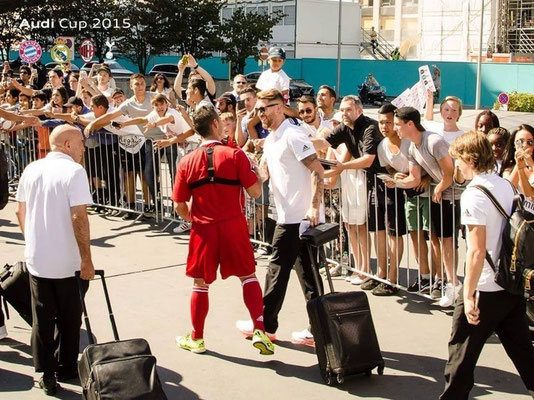 Publikum und Bühne beim Audi Cup 2015 in München – Fußball-Freestyler-Show und Eventszene mit Zuschauern und Showfläche mit Sergio Ramos Real Madrid