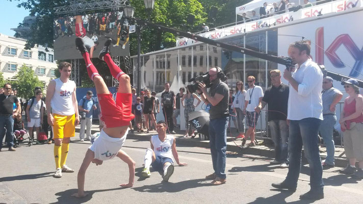 Fußball-Freestyler Team von Saki zeigt Jonglier-Skills bei der Champions Week Fan-Plaza-Aktion in Berlin für Sky Sport HD.
