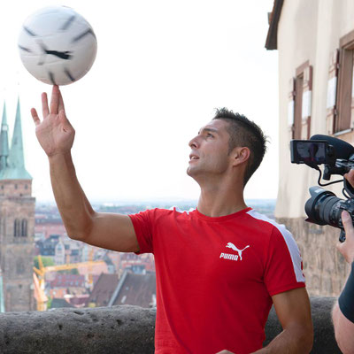 PUMA Videodreh mit Fußball-Freestyler Saki – Ballkontrolle mit Skyline im Hintergrund