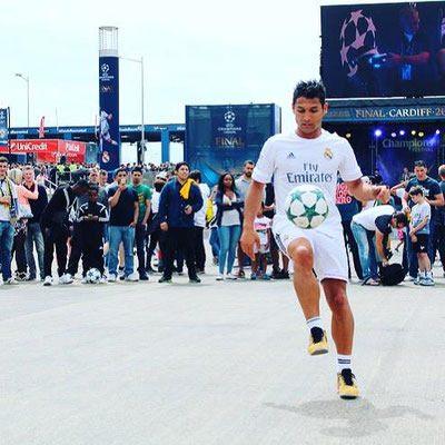 Gazprom Pavillon und Fußball-Freestyle-Künstler beim UEFA Champions League Final 2017 Fan-Festival Cardiff