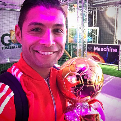 Fußball-Freestyler Saki mit goldenem Pokal/Ball beim GOAL Fußball Erlebnis Park Oberhausen