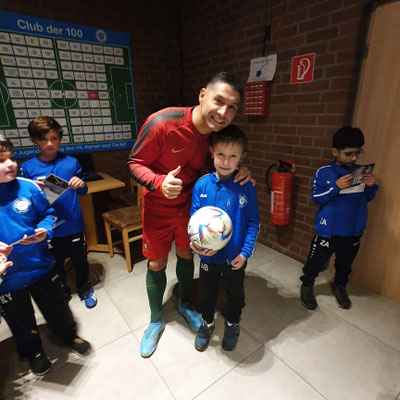 Profi Fußball-Künstler Saki im Vereinstrikot des VfL Kamen