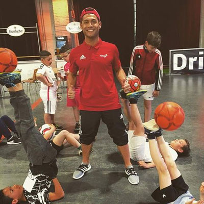 Saki beim individuellen Fußball-Privattraining mit Kindern im GOAL Fußball Erlebnis Park Mainz