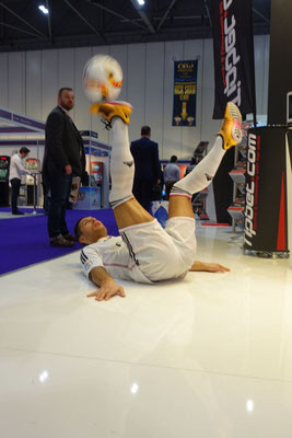 Fußballkünstler Freestyle, Saki Tricks London, Tipbet Messe Akrobatik, ICE London Freestyle