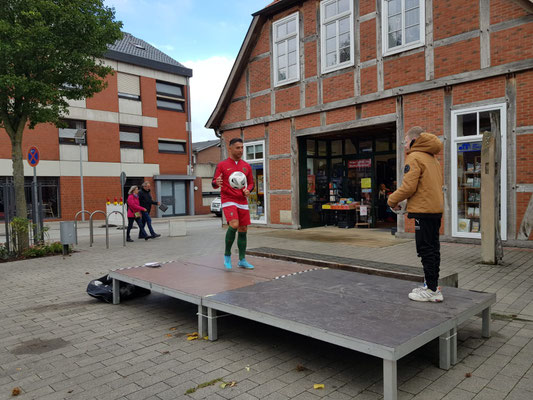 Fußball-Freestyler Saki mit Ball auf kleiner Bühne beim Stadtfest in Bersenbrück