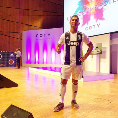 Fußball-Freestyler Saki auf Coty Event-Bühne – Show-Act vor beleuchteter Branding-Kulisse