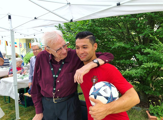 Glückliche Senioren Fussball Ballkünstler Saki ASB