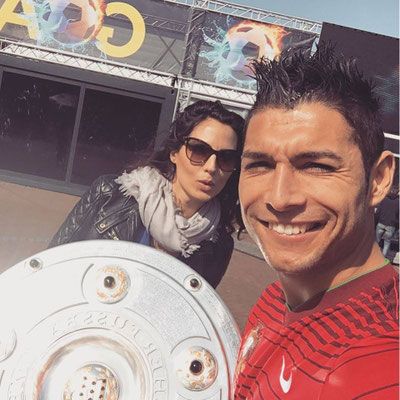 Selfie im Außenbereich mit großer silberner Trophäenschale – Freestyler Saki beim GOAL Fußball Erlebnis Park Oberhausen