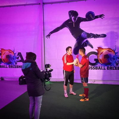 Kameradreh beim GOAL Fußball Erlebnis Park Oberhausen – Saki im Show-Setup vor Branding-Wand