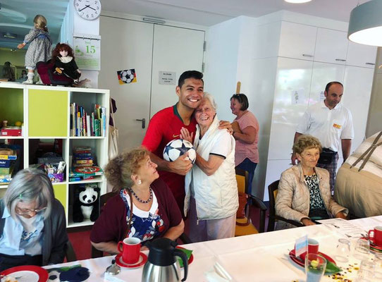 Glückliche Oma Senioren Pflegeheim ASB Fussball Saki