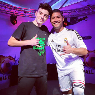 Fanfoto mit Fußball-Freestyler Saki im GOAL Erlebnispark Oberhausen – Eventbühne mit Lichtsetup