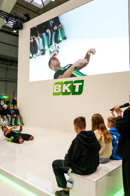 Saki auf der BKT-Bühne mit großer Videowand, Moderatorin und Zuschauern auf der Agritechnica 2025