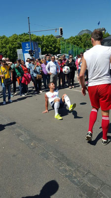 Fußball Freestyler Saki mit Show-Trick in Berlin – akrobatische Ball-Action vor Sky Studio/Stand, Champions League Finale Fan Event