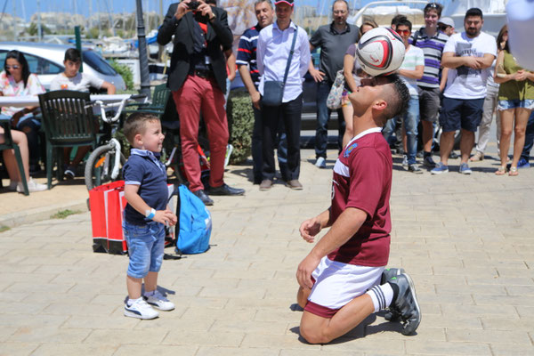 Saki zeigt Fußball-Freestyle bei Gżira United FC auf Malta – Balljonglage vor Publikum an der Marina.