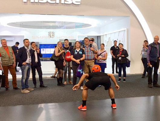 Fußball Freestyler Saki auf der IFA Berlin – Hisense Messe-Entertainment mit Publikum und Live-Show.