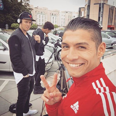 Hinter-den-Kulissen-Szene mit C-Bas und Fußball-Freestyler Saki, Kamerateam und Crew beim Champions League Finale 2016 TV-Dreh.