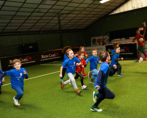 Kinder rennen beim Fußball-Spiel in der Indoor-Soccerworld Berlin – Action beim Kindergeburtstag