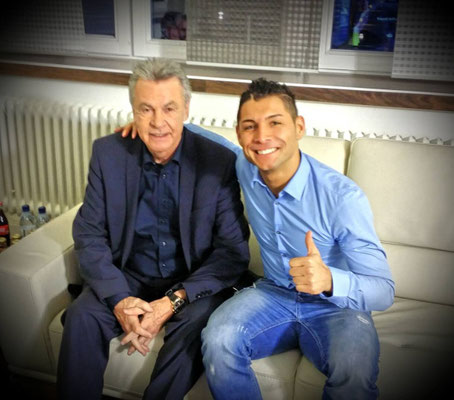 Fussball-Freestyler Saki mit Sky Sport Expertenrunde und Ottmar Hitzfeld Bayern-Trainer Sky Champions League Moderation Live-TV-Gastauftritt.