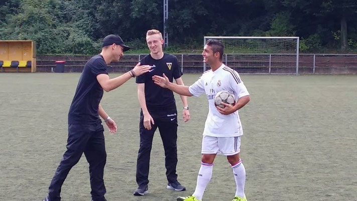 Interaktive Trainingsszene mit Fußball-Freestyler Saki und Teilnehmern bei Actimonda Gesundheit – gemeinsames Ballspielen, Spaß und Fitness.