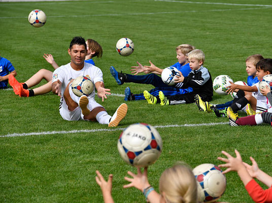 Ballgefühl-Training mit Kindern: Saki leitet Koordinationsübung beim FC Triesenberg in Liechtenstein