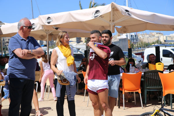 Saki als Fußball-Freestyler bei Gżira United FC auf Malta – Auftritt und Publikumsnähe im Eventbereich.