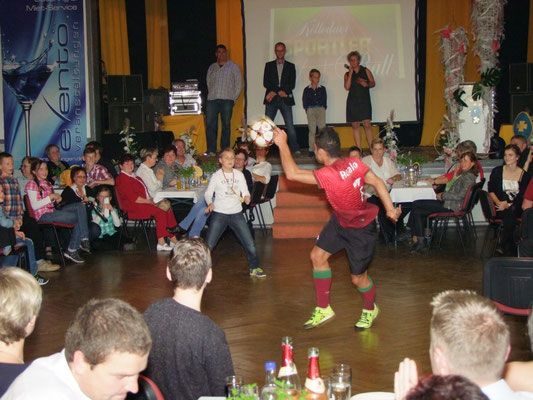 Bühnenshow Fussball beim FSV Kölleda mit Saki den Fussball Künstler