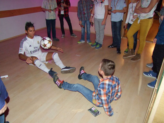 Fußball-Freestyler Saki zeigt Fußball-Technik und Ballkontrolle zusammen mit einem Trainer beim FSV Kölleda Vereins-Event – Fußball-Training, Technik-Tipps und Interaktion mit Spielern und Kindern