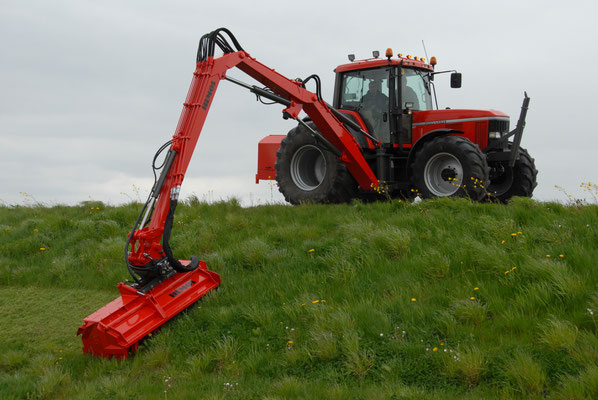 Hemos klepeltrommel HK150D met stalen veiligheidsklepjes (ipv rubberen klepjes / kettingscherm. Rietklep kan zeer ver open. Geschikt voor afvoerband of afvoervijzel. Verwisselbare slijtplaat in kap. 180° hydrau. wormwieldraaikop en snelwisseldeel.