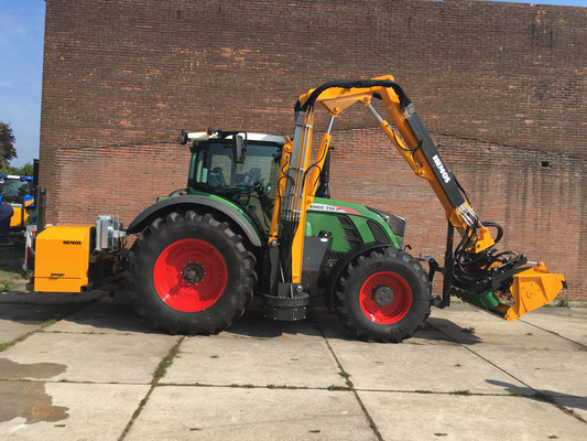 Hemos Hydraulische driedelige giek HKTZ aan Fendt 828. De driedelige giek kan aan de zijkant tussen de wielen worden aangebouwd en ook aan de achterzijde. Geleverd aan Verhart Groen BV, Montfoort. Juli 2016