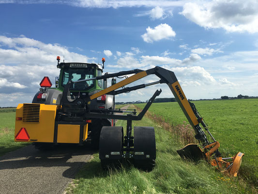 Hemos HKZS. De giek en steunwielarm draaien om hetzelfde punt, zodat de gieksteun op de steunwielarm kon worden geplaatst. Tijdens transport worden de zwenkwielen vast gezet en kan de steunwielarm volgen als een aanhanger.