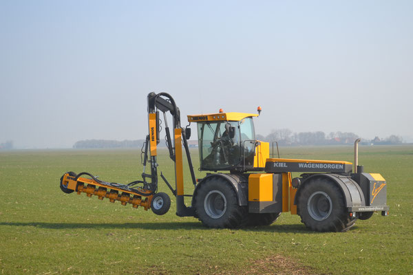 Hemos Excentrike zelfrijdende slootreiniger | Geleverd aan Loonbedrijf Kiel | Artikel Bouw Machines Januari 2015