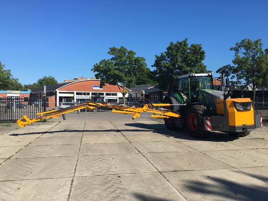 Hemos Hydraulische driedelige giek HKTZ aan Fendt 828. De driedelige giek kan aan de zijkant tussen de wielen worden aangebouwd en ook aan de achterzijde. Geleverd aan Verhart Groen BV, Montfoort. Juli 2016