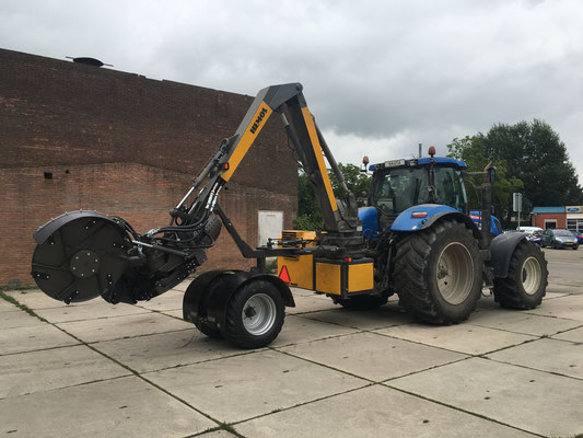 Hemos hyraulische giek HKZ en HKF (Vertisol-Plat. mei 2017) Met 3 meter klepeltrommel aan HKZ en 1,5 meter klepeltrommel aan HKF. Gebouwd aan een Valtra.