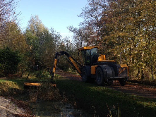 Hemos Excentrike zelfrijder met 3 meter klepelmaaier. Loonbedrijf Kiel, Wagenborgen. 2014