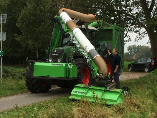 Hemos ORCA. Uitgevoerd met pomp-unit aan de voorzijde van de tractor. De zuiger met opvangbak zijn aan de achterzijde in de 3-punt gemonteerd. Geleverd aan Van Stipdonk, Geldrop. September 2014