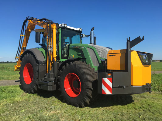 Hemos Hydraulische driedelige giek HKTZ aan Fendt 828. De driedelige giek kan aan de zijkant tussen de wielen worden aangebouwd en ook aan de achterzijde. Geleverd aan Verhart Groen BV, Montfoort. Juli 2016