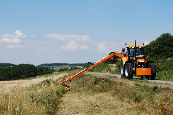 Hemos hydraulische klepelmaaier met hydraulische giek HKO. Gieklengtes 2m, 2,5m en 3,25m. 135° zwenkbaar. Beveiliging voor giek bij trekkercabine. MTM Tech, Tjechië. Juli 2014