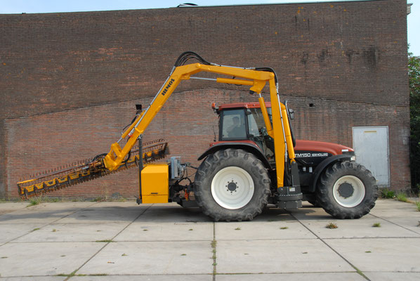 Hemos ORCA giekaanbouw (aan NH TM150) met lichter chassis uit speciaalstaal. 750 kg minder gewicht en slechts 17,5 cm dikte van het chassis onder de trekker.