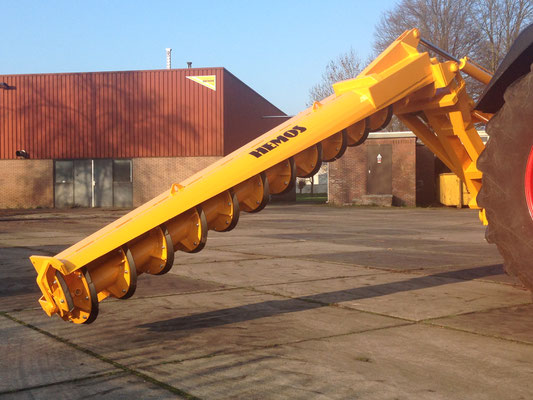 Hemos Vijzelslootreiniger type 350. 3-puntsuitvoering. Mechanisch aangedreven. Vijzellengte 3 meter. Vijzel Ø 35 cm, met verwisselbare segmenten. Blok-espel 2013