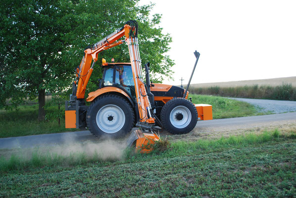 Hemos hydraulische klepelmaaier met hydraulische giek HKO. Gieklengtes 2m, 2,5m en 3,25m. 135° zwenkbaar. Beveiliging voor giek bij trekkercabine. MTM Tech, Tjechië. Juli 2014