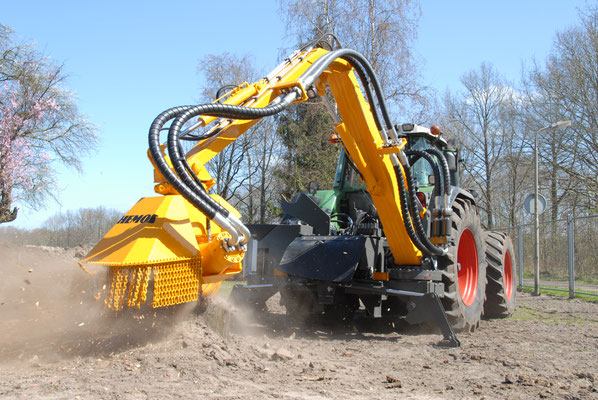 Hemos stobbenfrees type S850Z-480-500. Vernieuwde uitvoering met meer hydraulisch vermogen. Geleverd aan Donselaar, Rhenen. 2013