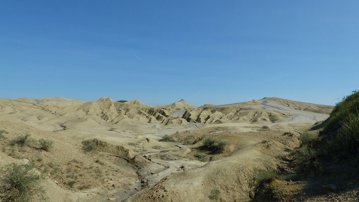 Paysage désertique du site des "volcans" de boue